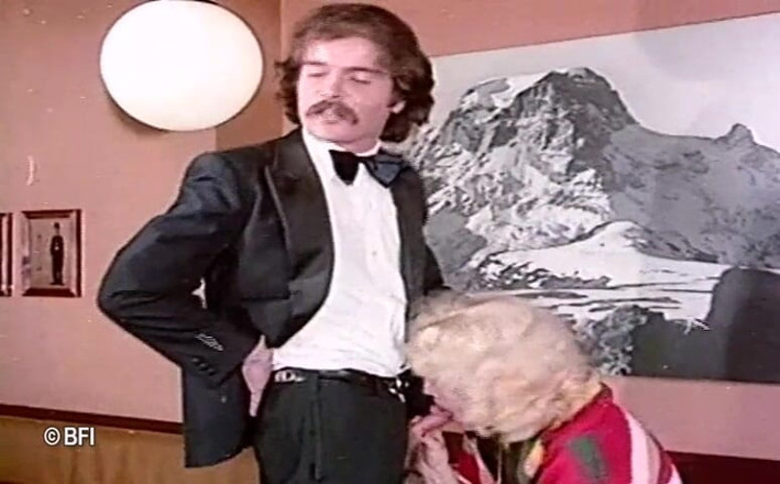 Vintage bedtime stories: Video vintage gadis ini lagi asik seks anal di bar