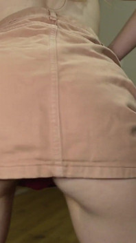 Déshabillage Lent Et Taquinage Par Ma Jupe Avec String