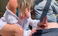 Une MILF à gros nichons m’a trait directement sur la plage