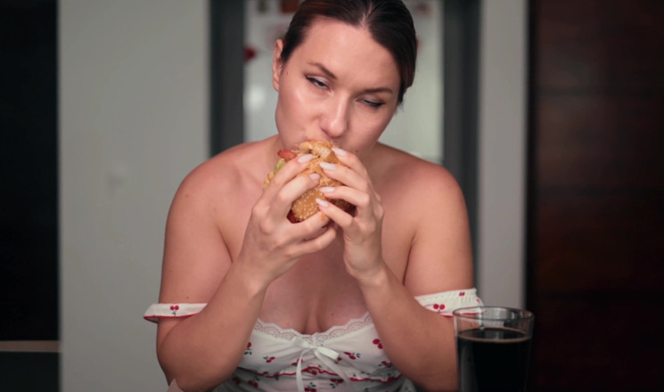 Mrs Peachesxx: Mangez un délicieux burger fait à la main, MMM délicieux