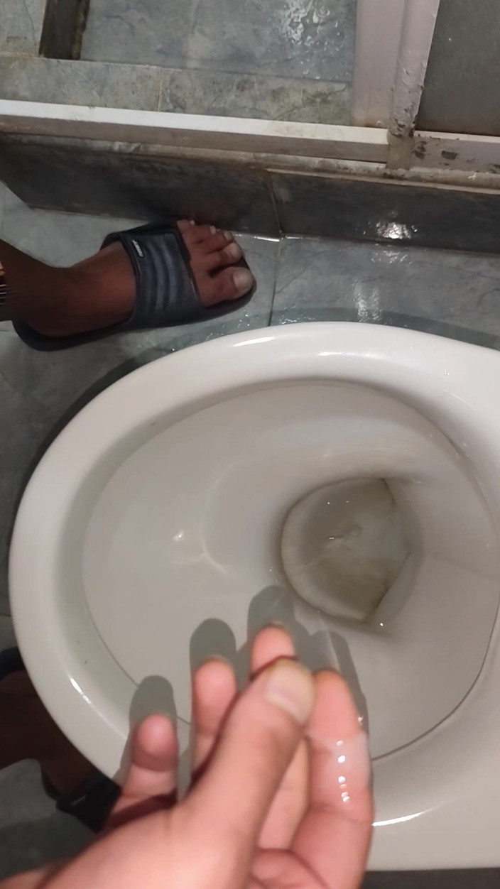 MartyBrady: Schöner twink wichst in einer toilette