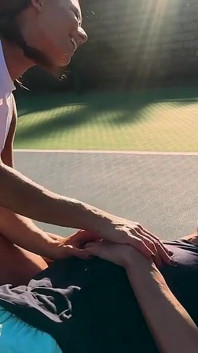 Il figliastro vergine non riesce a smettere di guardare le tette perfette della sua matrigna
