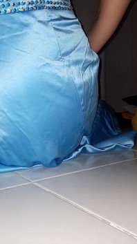 Crossdresser lagi asik masturbasi pakai gaun pengantin satin blue sambil masturbasi