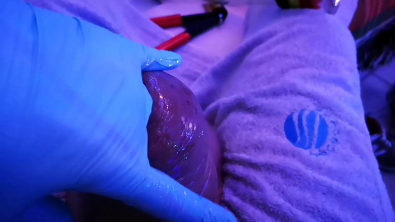 Monster_Meat_: Menjolok zakar silikon dengan minyak