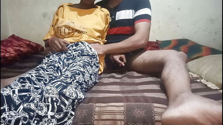 Truefuker: セクシーなティナ・ネ・パドス・ケ・ラドケ・コ・プタ・ケ・ラット・ミー・アプネ・ベッドルーム・ミー・ブラ・ケ・アプニ・チュダイ・カルワイ