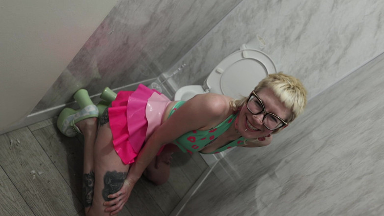 rosarosebud: Alternative Latex Fuckdoll Explains Toilet Humiliation Obsession
