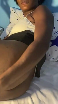 Solo-masturabation auf dem bett