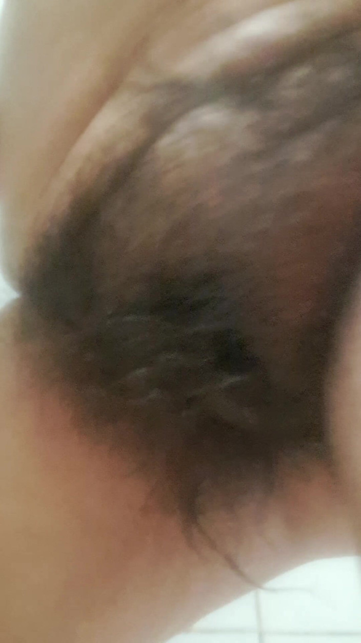 Mommy big hairy pussy: 털이 무성한 새엄마를 춤추다