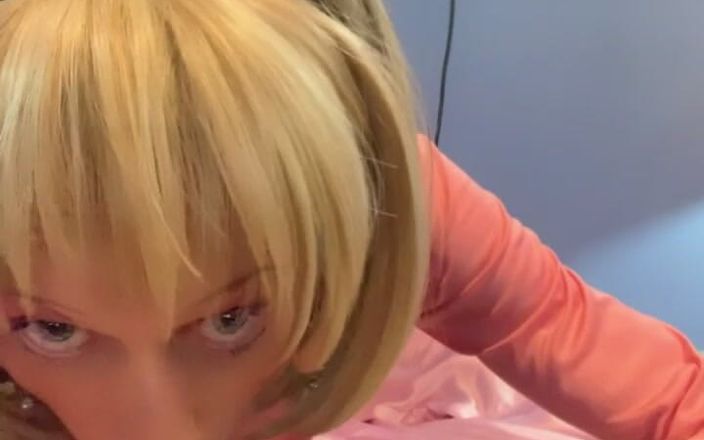 Lisa Luvly: ショートヘアのブロンド