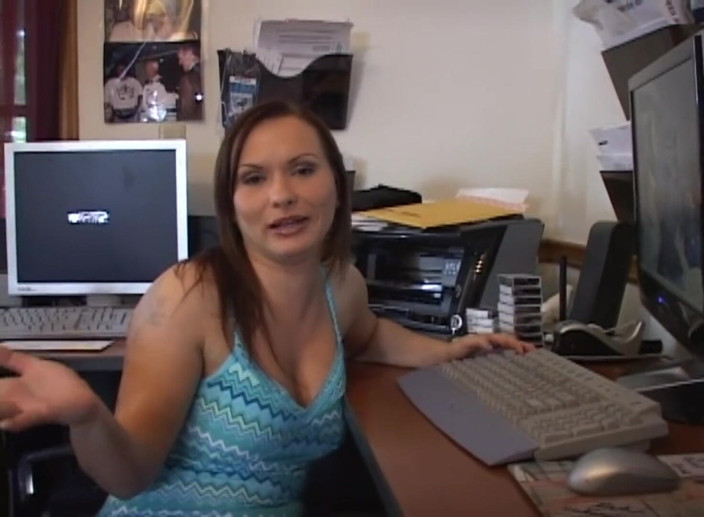 Watch Dirty Movies: Due ragazze calde che fumano in un quartetto selvaggio con...