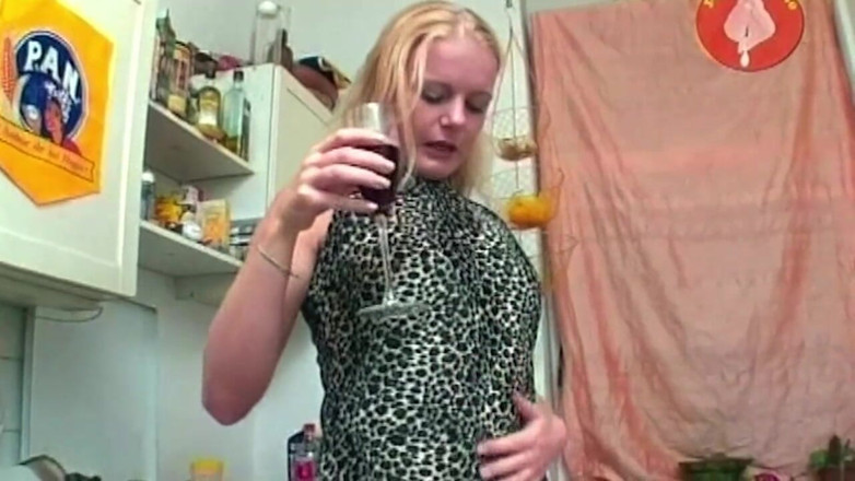 My German Amateurs: Sarışın amatör ıslak amcığını parmaklarken dildo emiyor