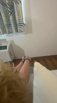 La atado con brazos por encima de la cabeza, consolador en ella
