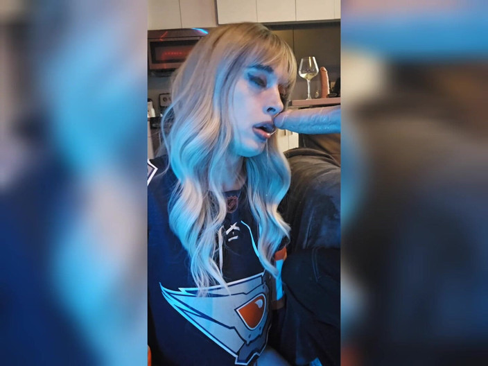 August Harper: Trans dívka August Harper prohrává sázku playoff a šuká se