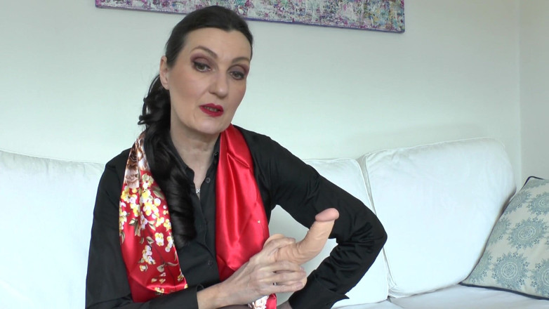 Lady Victoria Valente: Satén rojo y polla caliente chupándose y tela masturbándose en...