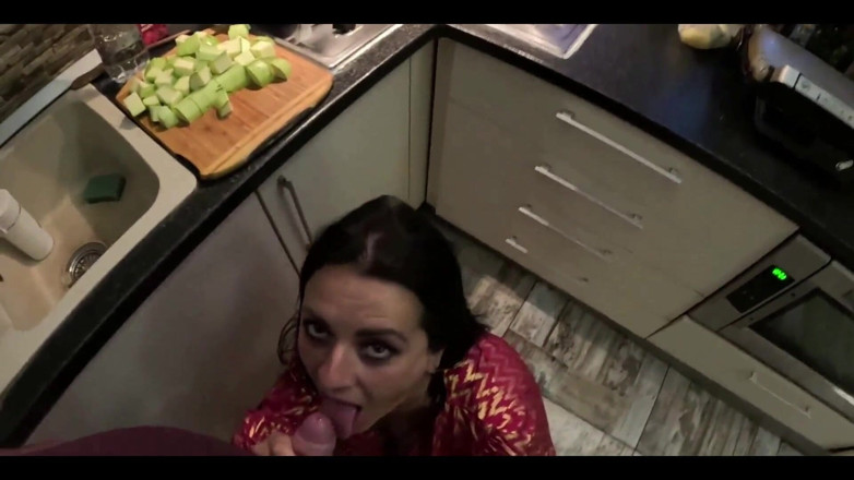 MilfyCalla: Uso la mia vicina vergine mentre cucinavo umiliazione, controllo e...