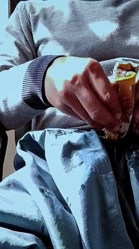79 paja de satén - frotar la cabeza de la polla y semen en traje amarillo satinado de hermanastra
