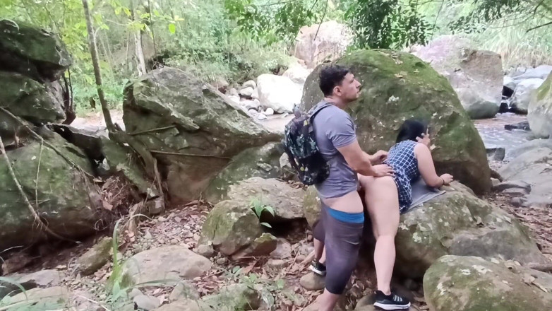 venusandzeus: Gadis membiarkan gurunya menidurinya di hutan setelah kuliah. Cewek ini...