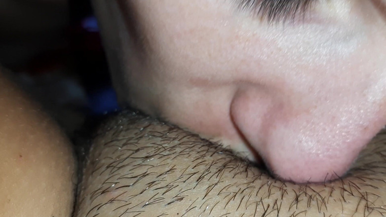 Lesbian-illusion: Liżę cipkę mojej dziewczyny, szarpię moją cipkę i spust w...