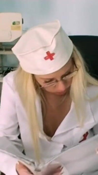 De blonde en rondborstige dokter behandelt de patiënt met een pijpbeurt en een neukpartij
