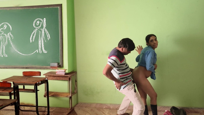 Bobbypranav: देसी कॉलेज के छात्र कक्षा में चुदाई कर रहे हैं