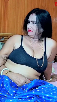 Gorący chłopak zerżnął macochę, gdy pracowała w pokoju łóżkowym