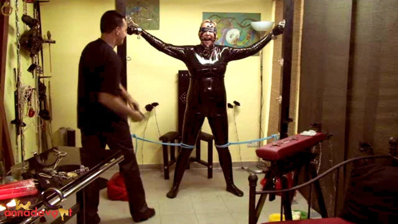 Anna Devot: De slaaf in latex - ruige bdsm-actie met drie mensen