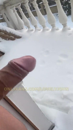 Lovely John: Krismas putih semua orang! Pancut dalam salji sejuk! Haha