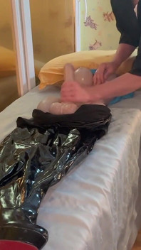 Xoa bóp và sụt cu cho tranny cho đến khi xuất tinh