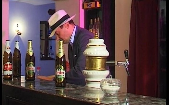 Enjoy German porn: 당구대에서 갱뱅 당하는 미시 독일 빨간 머리