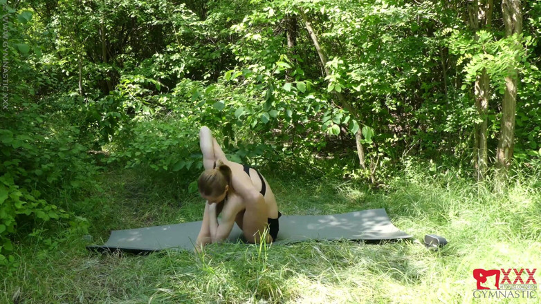 Gymnastic: Балерина в лесу