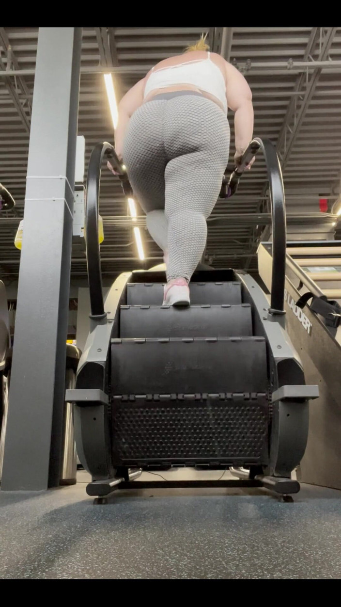 Miss Pink Plush: Skulle du hjälpa till att träna mig i gymmet eller...