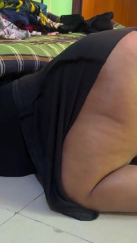 エジプトの大きなお尻、ホットなムスリムの継母がベッドの下に閉じ込められている。その時、彼女のアソコを見て彼女の大きなお尻を犯した。