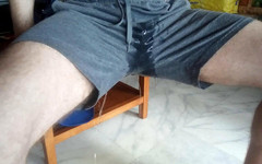 Sex hub male: John sta pisciando tutti nei suoi short al tavolo