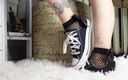Raven Willow: Mis pies son pequeños y adorables en Converse, especialmente con...