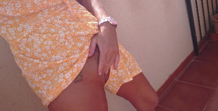 Flashing ass, caressing my tits and fingering my pussy, giving JOI in today´s daily selfshot porn clip for you this Sunday