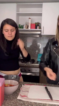 Připravujeme krémové jahody a bavíme se