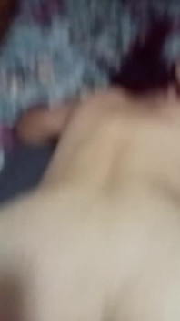 La moglie implora un creampie con grande cazzo nero mentre il marito la scopa