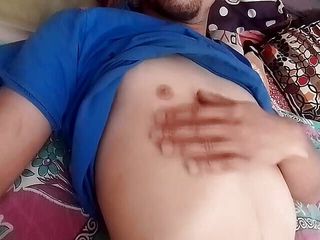 Gangbang straight: Молодий хлопець потирає соски і груди
