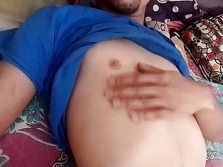 Xhamster stroks: युवा लड़का निपल्स और छाती रगड़ रहा है