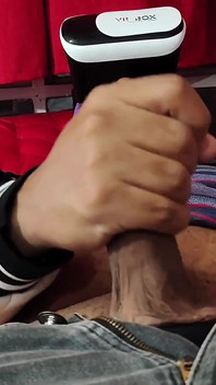 Ibu Tiri Menangkap Pacarnya Dengan Kacamata Virtual, Dan Masturbasi Saat Melihatnya