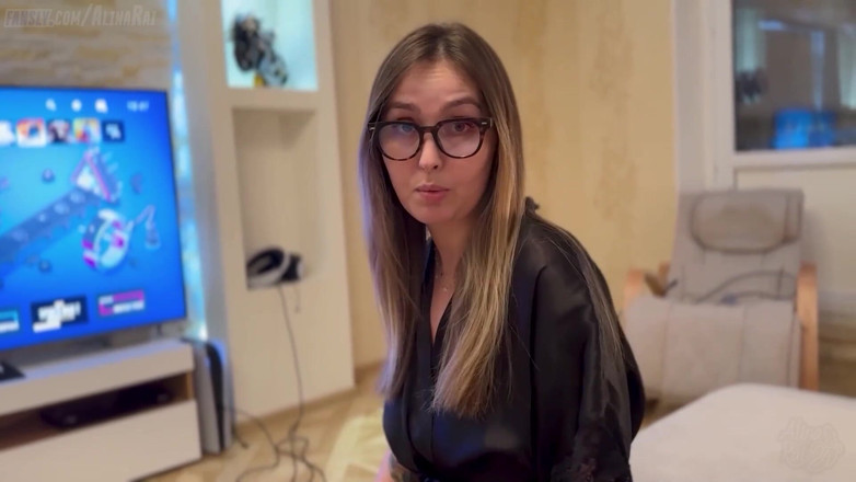 Alina Rai: 義理の息子は彼女がバーチャルリアリティにいる間に継母をファック