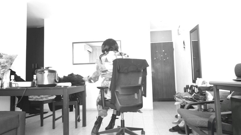 Voyager: Z radością otwiera jesienny płaszcz i pokazuje wszystko, co pod...