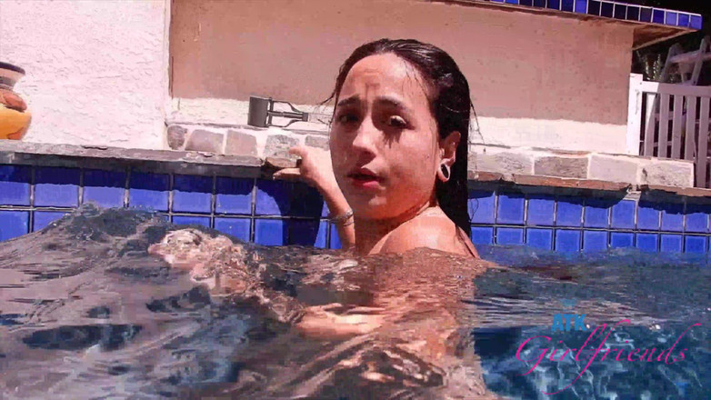 ATK Girlfriends: Mi Ha Datang Untuk Berenang Dan Banyak Lagi, Tetapi Anda...