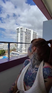 Thổi kèn mạo hiểm trên ban công ở Tenerife