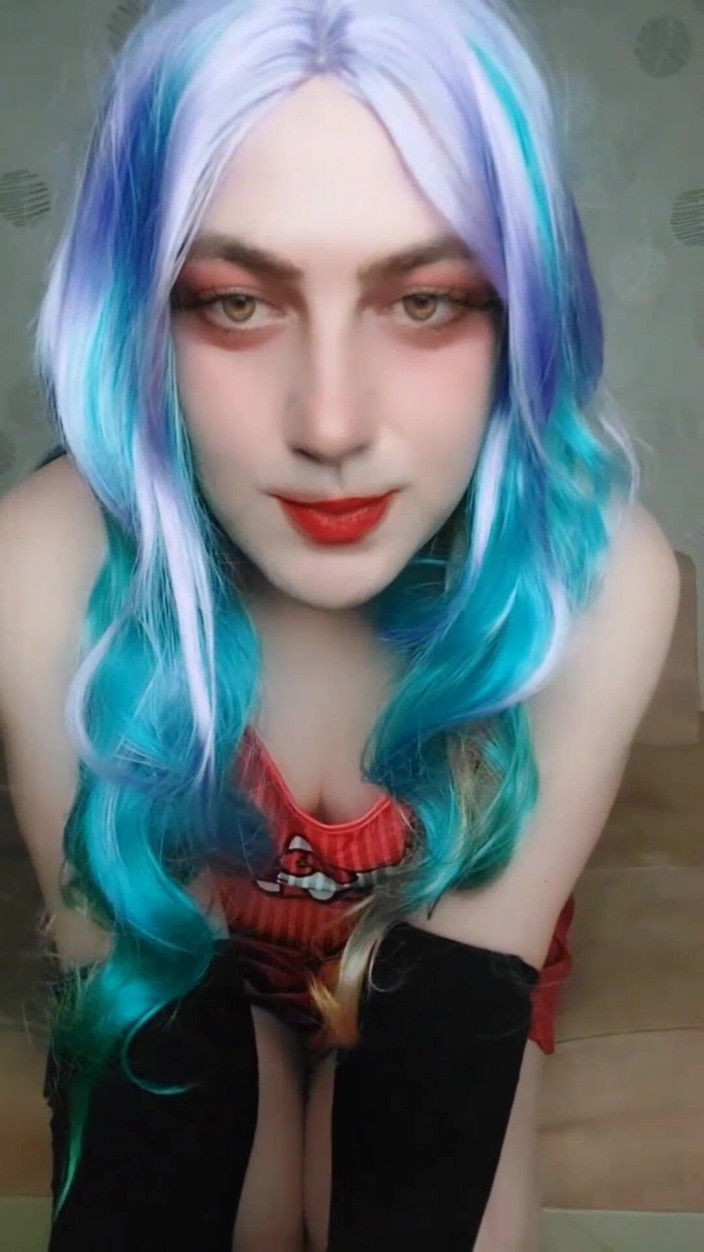 Kitty_Cross: Kitty公主与朋友交谈