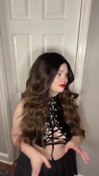 MILF zahýbá svému šukačce kamarádovi s motorkářským gangem Role Play