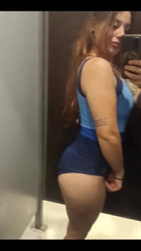 그는 옷을 쇼핑하는 동안 알몸으로 나를 촬영
