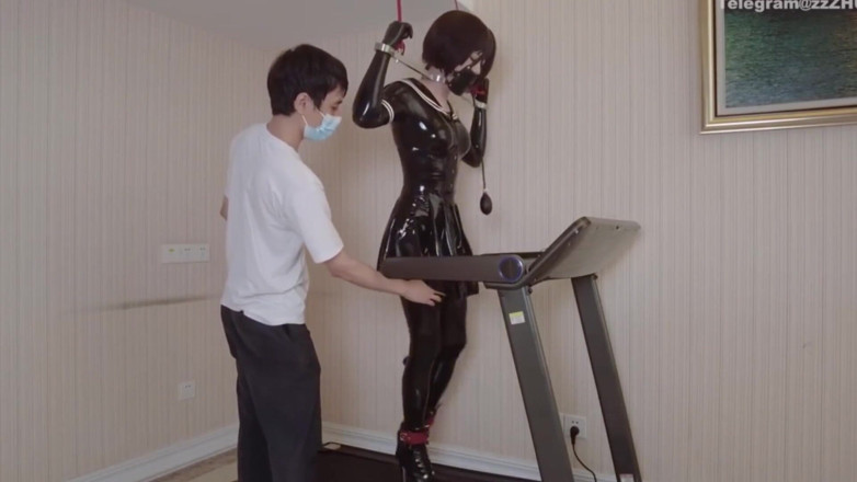 Aisan girl bondage: Mz24 - дівчина прив'язана до бігової доріжки з металевими стримуваннями та кайданами