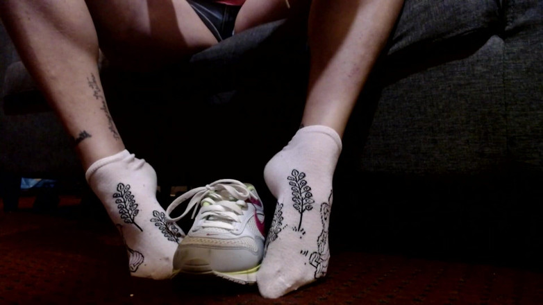 Abby Anna: Tênis e meias no tornozelo