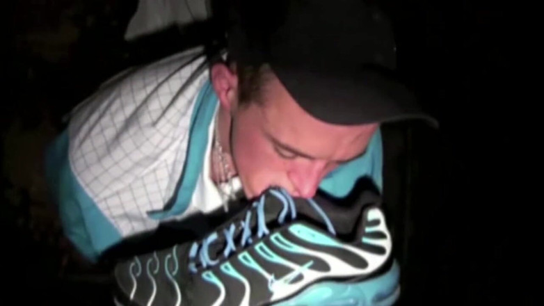 Sneaker gay: Mencium sepatu kenegaraan dan mengisap kontol